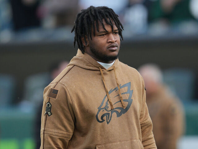 PHILADELPHIA, PA - NOVEMBER 05: Philadelphia Eagles defensive tackle Jalen Carter (98) warms up during the game between the Dallas Cowboys and the Philadelphia Eagles on November 5, 2023 at Lincoln Financial Field.