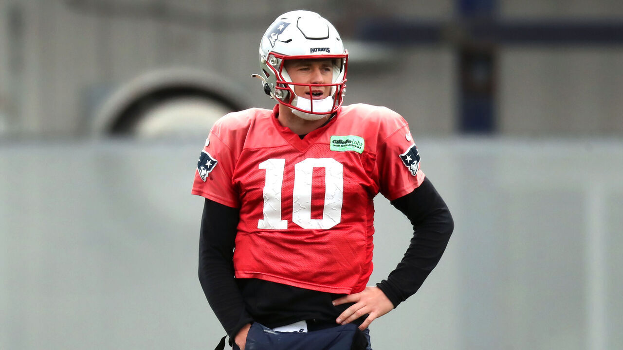 Foxborough, MA - November 21: New England Patriots QB Mac Jones takes a breather during practice.