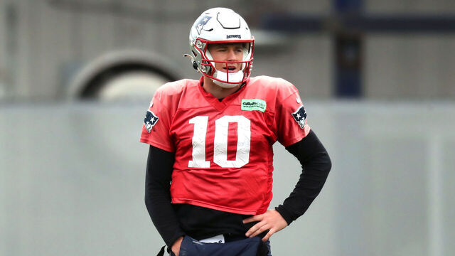 Foxborough, MA - November 21: New England Patriots QB Mac Jones takes a breather during practice.