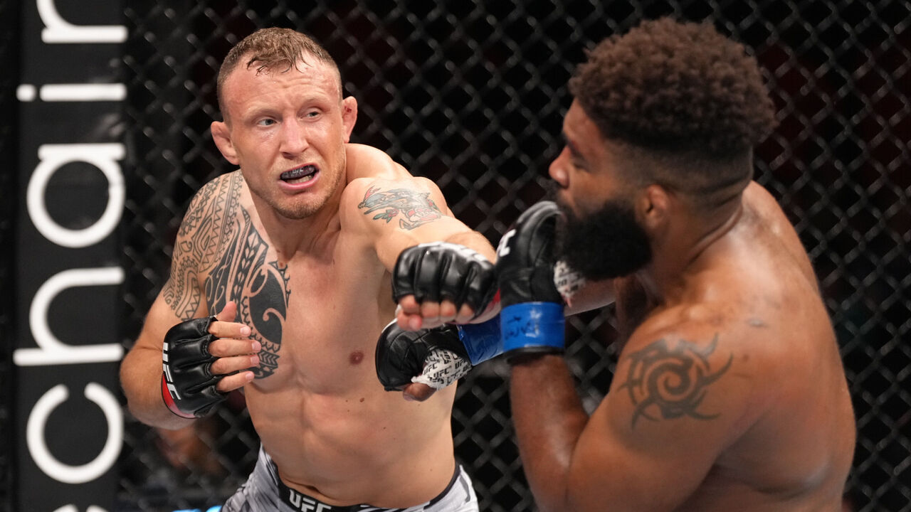 LONDON, ENGLAND - JULY 23: (L-R) Jack Hermansson of Sweden punches Chris Curtis in a middleweight fight during the UFC Fight Night event at O2 Arena on July 23, 2022 in London, England.