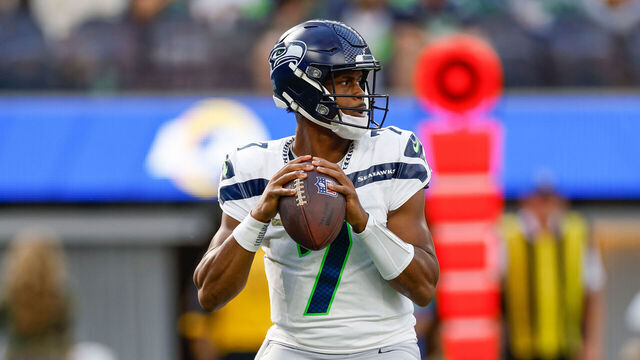 INGLEWOOD, CA - NOVEMBER 19: Seattle Seahawks quarterback Geno Smith (7) looks for an open receiver in the first quarter during an NFL regular season game between the Seattle Seahawks and the Los Angeles Rams on November 19, 2023, at SoFi Stadium in Inglewood, CA.