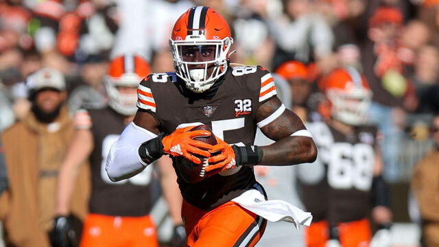 CLEVELAND, OH - NOVEMBER 19: Cleveland Browns tight end David Njoku (85) runs after making a catch during the first quarter of the National Football League game between the Pittsburgh Steelers and Cleveland Browns on November 19, 2023, at Cleveland Browns Stadium in Cleveland, OH.