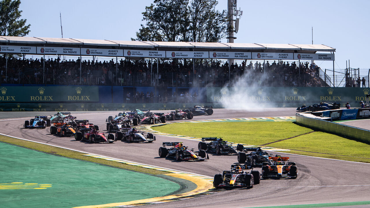SAO PAULO, BRAZIL - NOVEMBER 04: Sprint race start during the Sprint Shootout/Sprint race ahead of the F1 Grand Prix of Brazil at Autodromo Jose Carlos Pace on November 04, 2023 in Sao Paulo, Brazil.