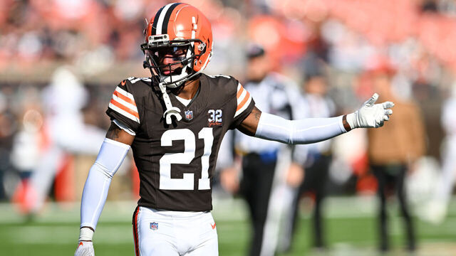 CLEVELAND, OHIO - NOVEMBER 05: Denzel Ward #21 of the Cleveland Browns warms up prior to a game against the Arizona Cardinals at Cleveland Browns Stadium on November 05, 2023 in Cleveland, Ohio.