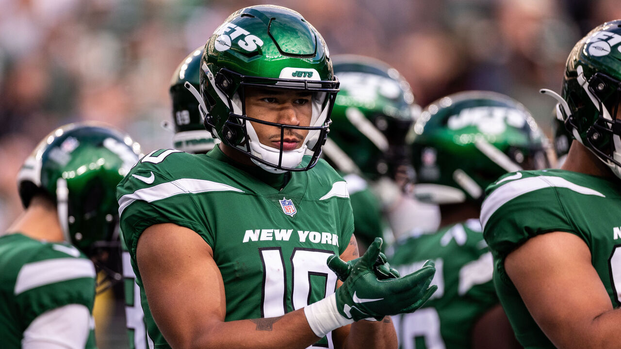 EAST RUTHERFORD, NEW JERSEY - OCTOBER 15: Allen Lazard #10 of the New York Jets reacts during the first quarter of the game against the Philadelphia Eagles at MetLife Stadium on October 15, 2023 in East Rutherford, New Jersey.