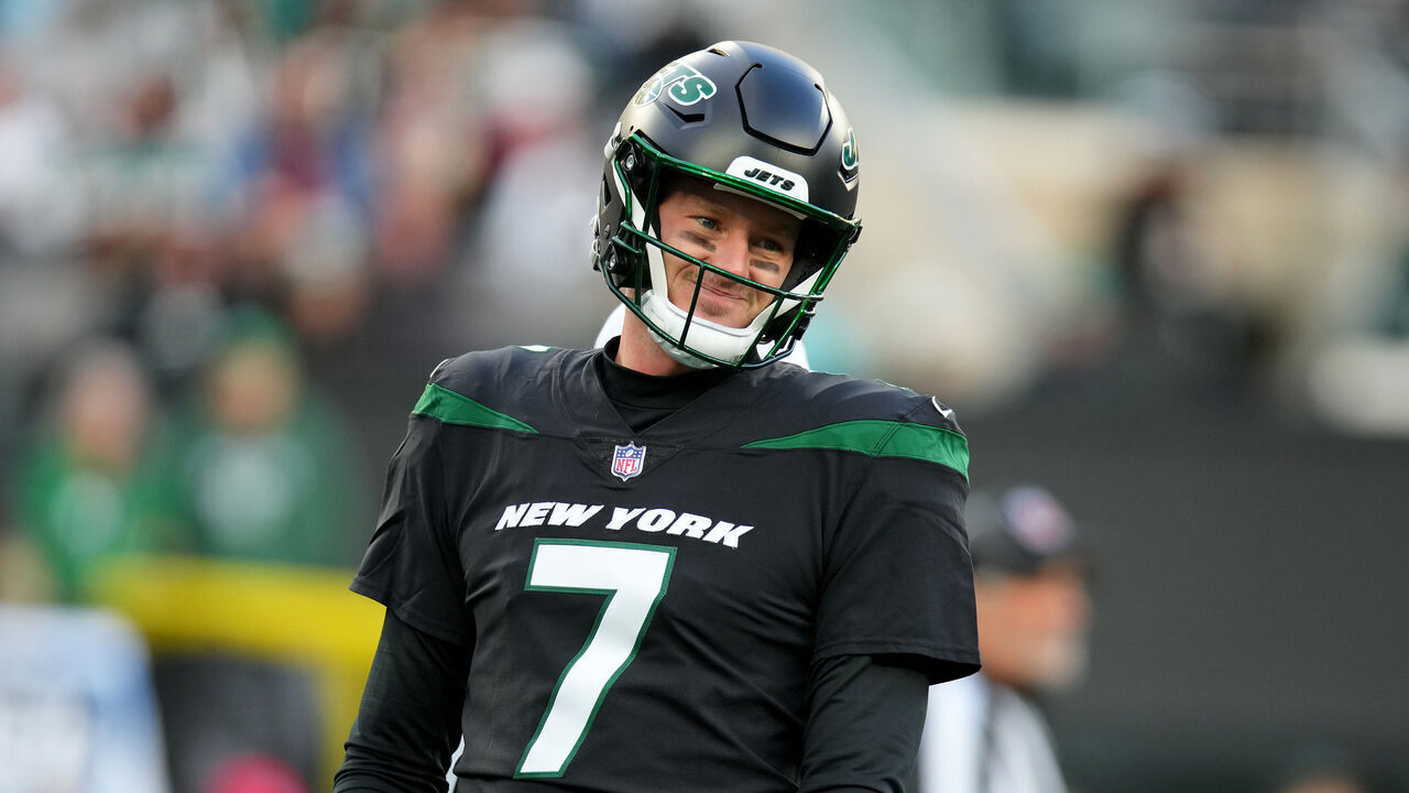 EAST RUTHERFORD, NEW JERSEY - NOVEMBER 24: Tim Boyle #7 of the New York Jets reacts against the Miami Dolphins during the first quarter in the game at MetLife Stadium on November 24, 2023 in East Rutherford, New Jersey.