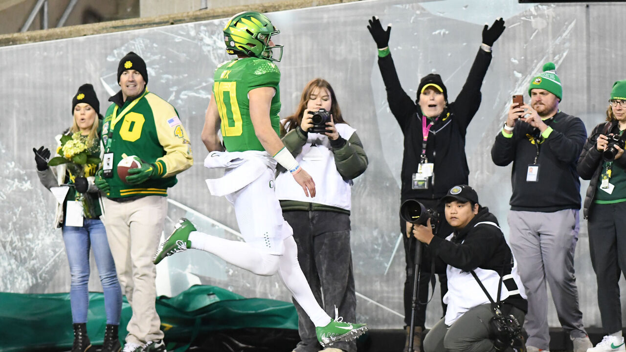 EUGENE, OR - NOVEMBER 24: Oregon Ducks quarterback Bo Nix (10) runs for a 16-yard touchdown int he first quarter during a college football game between the Oregon Ducks and Oregon State Beavers on November 24, 2023, at Autzen Stadium in Eugene, Oregon.