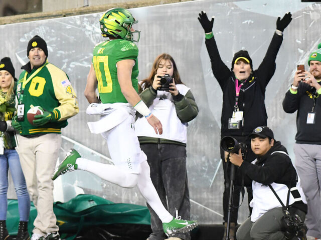 Oregon cruises past Oregon State, sets up Pac-12 title game vs