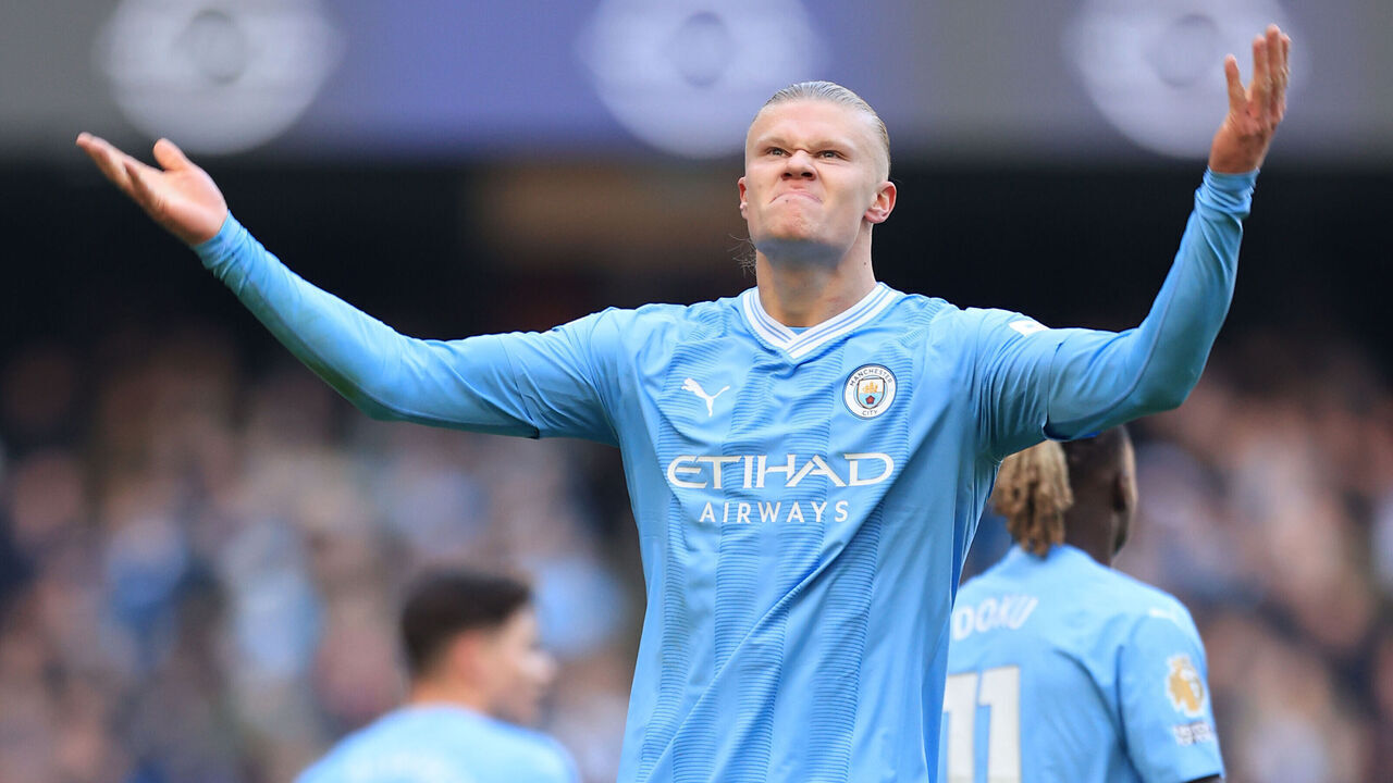 MANCHESTER, ENGLAND - NOVEMBER 25: Erling Haaland of Manchester City celebrates after scoring their 1st goal during the Premier League match between Manchester City and Liverpool FC at Etihad Stadium on November 25, 2023 in Manchester, England.