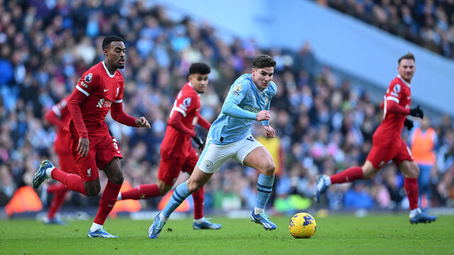 MANCHESTER, ENGLAND - NOVEMBER 25: Julian Alvarez of Manchester City runs with the ball whilst under pressure from Ryan Gravenberch of Liverpool during the Premier League match between Manchester City and Liverpool FC at Etihad Stadium on November 25, 2023 in Manchester, England.