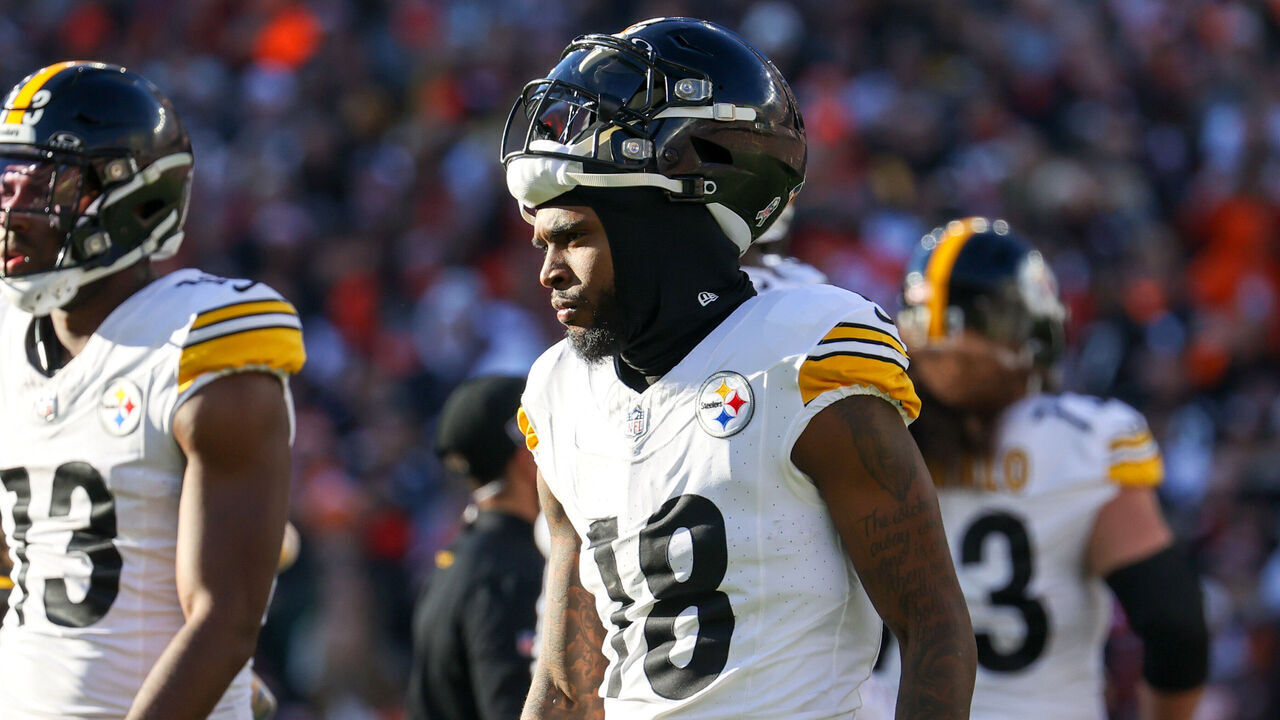 CLEVELAND, OH - NOVEMBER 19: Pittsburgh Steelers wide receiver Diontae Johnson (18) on the field during the third quarter of the National Football League game between the Pittsburgh Steelers and Cleveland Browns on November 19, 2023, at Cleveland Browns Stadium in Cleveland, OH.