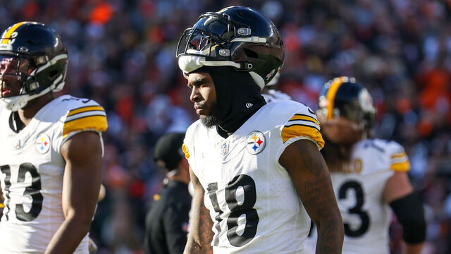 CLEVELAND, OH - NOVEMBER 19: Pittsburgh Steelers wide receiver Diontae Johnson (18) on the field during the third quarter of the National Football League game between the Pittsburgh Steelers and Cleveland Browns on November 19, 2023, at Cleveland Browns Stadium in Cleveland, OH.
