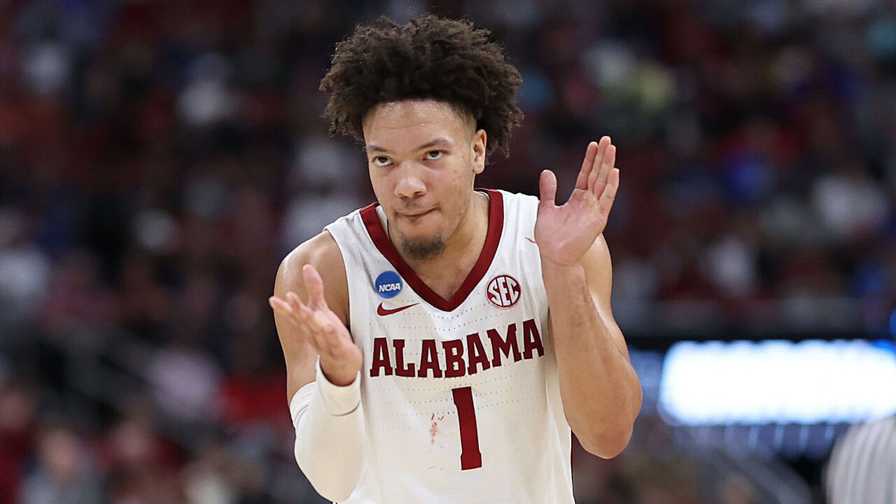 LOUISVILLE, KENTUCKY - MARCH 24: Mark Sears #1 of the Alabama Crimson Tide reacts during the second half in the Sweet 16 round of the NCAA Men's Basketball Tournament at KFC YUM! Center against the San Diego State Aztecs on March 24, 2023 in Louisville, Kentucky.