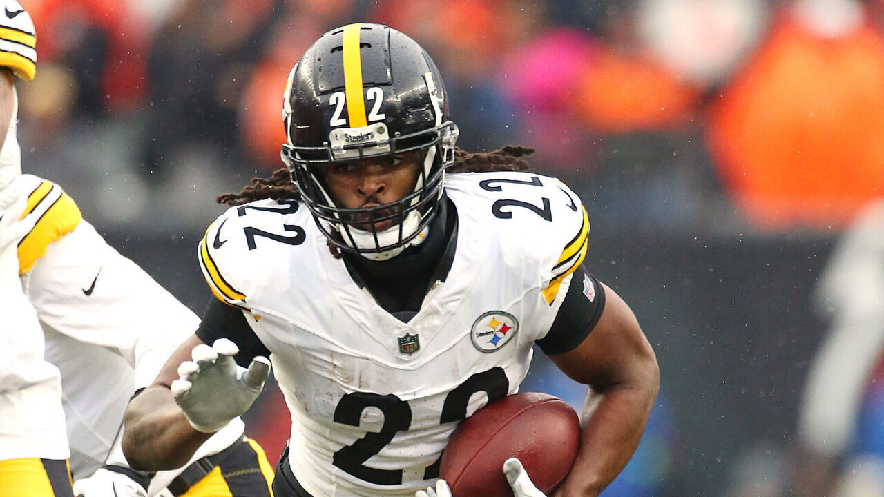 CINCINNATI, OH - NOVEMBER 26: Pittsburgh Steelers running back Najee Harris (22) in a game between the Pittsburgh Steelers and the Cincinnati Bengals at Paycor Stadium on Sunday, November. 26, 2023.