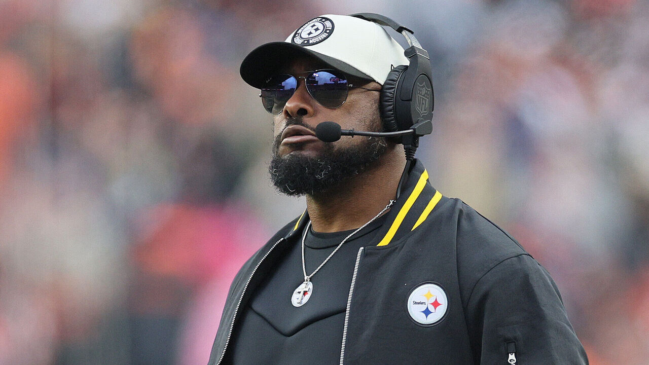 CINCINNATI, OHIO - NOVEMBER 26: Head coach Mike Tomlin of the Pittsburgh Steelers looks on during the second half of a game against the Cincinnati Bengals at Paycor Stadium on November 26, 2023 in Cincinnati, Ohio.