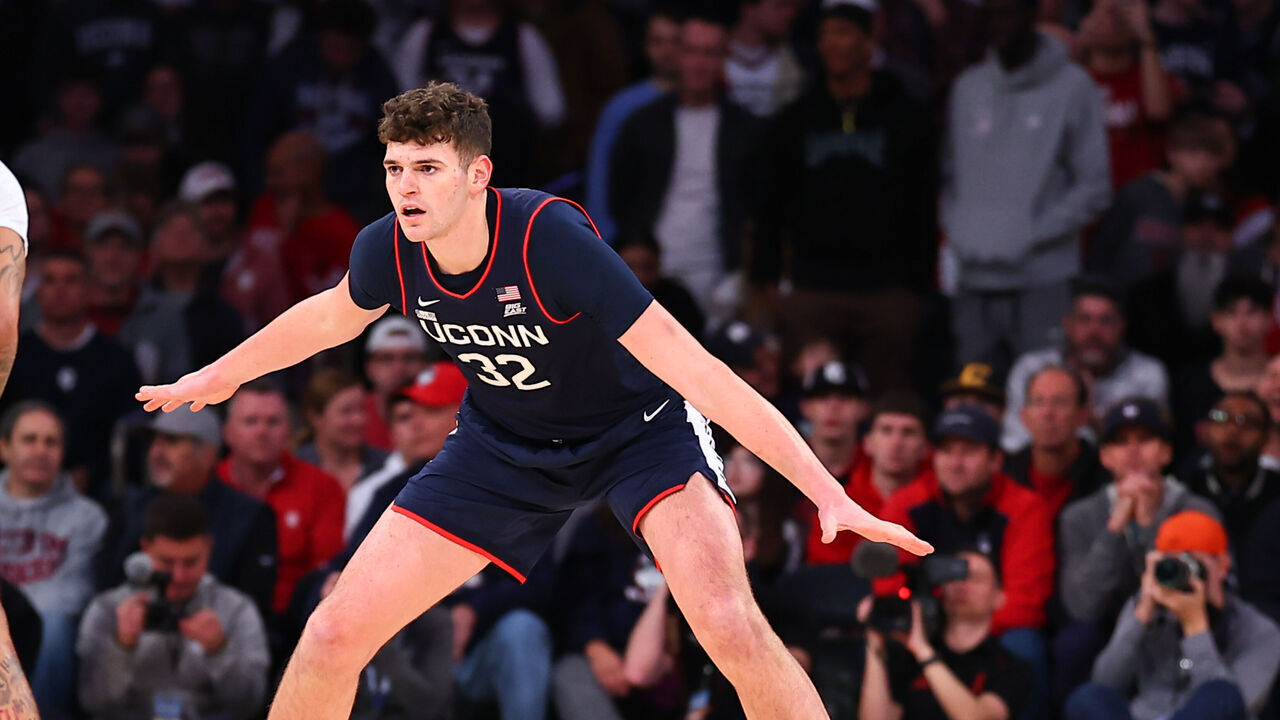 NEW YORK, NY - NOVEMBER 19: Donovan Clingan #32 of the Connecticut Huskies during the Empire Classic college basketball game against the Indiana Hoosiers on November 19, 2023 at Madison Square Garden in New York, New York,