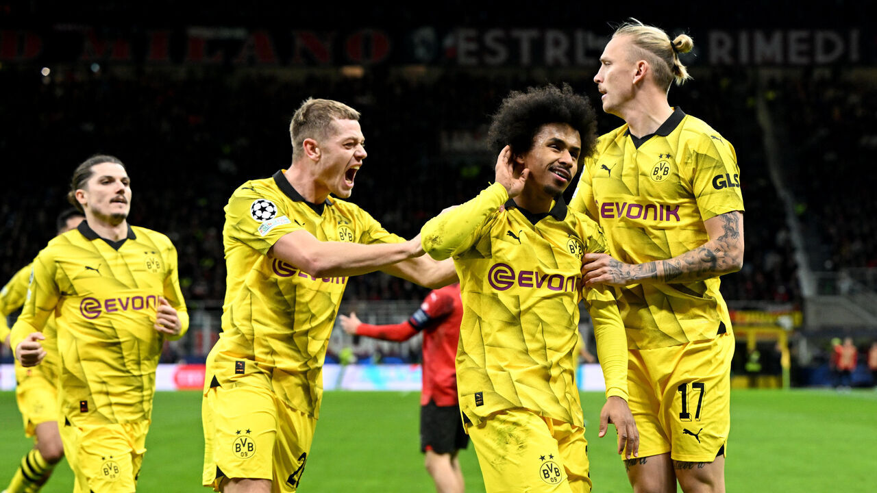28 November 2023, Italy, Mailand: Soccer: Champions League, AC Milan - Borussia Dortmund, Group stage, Group F, Matchday 5, Stadio Giuseppe Meazza. Dortmund's Karim Adeyemi (2nd from right) celebrates with teammates Marius Wolf (r), Julian Ryerson (2nd from left) and Marcel Sabitzer after his goal to make it 1:3. Photo: Federico Gambarini/dpa
