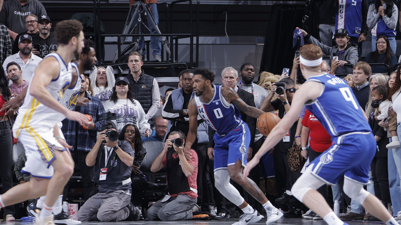 SACRAMENTO, CA - NOVEMBER 28: Malik Monk #0 of the Sacramento Kings drives to the basket and scores the game winning shot during the game against the Golden State Warriors during the In-Season Tournament on November 28, 2023 at Golden 1 Center in Sacramento, California. Mandatory Copyright Notice: Copyright 2023 NBAE