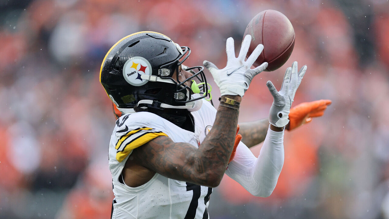 CINCINNATI, OHIO - NOVEMBER 26: Diontae Johnson #18 of the Pittsburgh Steelers catches a pass during the first half of a game against the Cincinnati Bengals at Paycor Stadium on November 26, 2023 in Cincinnati, Ohio.