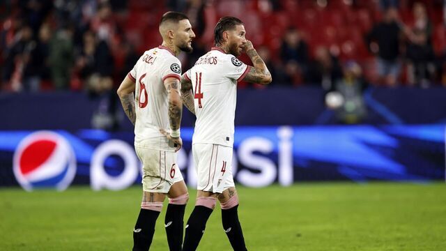 SEVILLA - (l-r) Sergio Ramos of Sevilla FC, Sergio Ramos of Sevilla FC disappointment after the UEFA Champions League Group B match between Sevilla FC and PSV Eindhoven at the Estadio Ramon Sanchez-Pizjuan on November 29, 2023 in Seville, Spain. ANP MAURICE VAN STEEN
