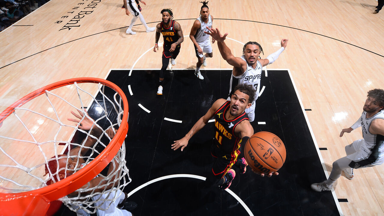 SAN ANTONIO, TX - NOVEMBER 30: Trae Young #11 of the Atlanta Hawks drives to the basket during the game against the San Antonio Spurs on November 30, 2023 at the AT&T Center in San Antonio, Texas. Mandatory Copyright Notice: Copyright 2023 NBAE (Photos by Michael Gonzales/NBAE via Getty Images)