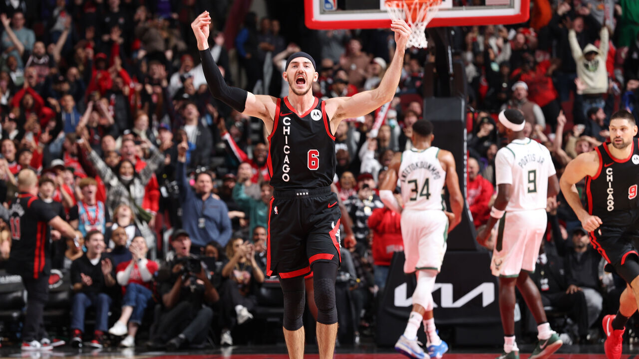 CHICAGO, IL - NOVEMBER 30: Alex Caruso #6 of the Chicago Bulls celebrates during the game against the Milwaukee Bucks on November 30, 2023 at United Center in Chicago, Illinois. Mandatory Copyright Notice: Copyright 2023 NBAE