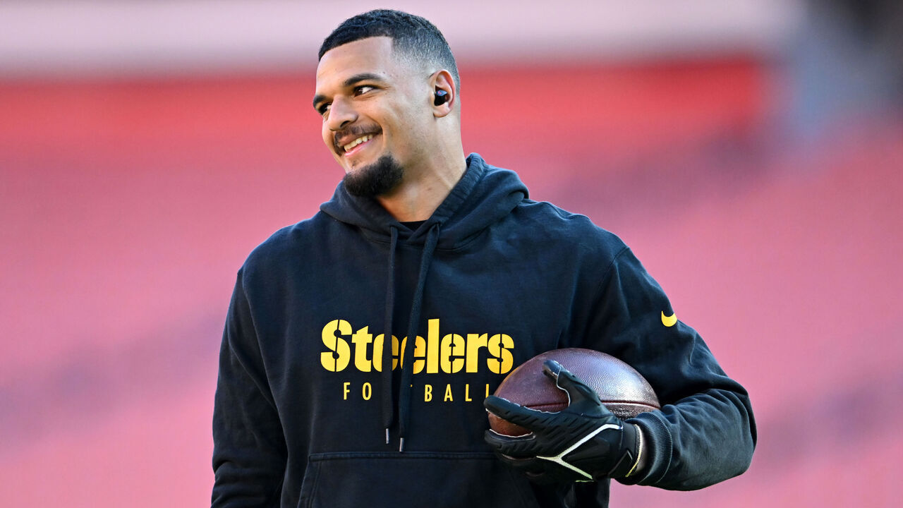 CLEVELAND, OHIO - NOVEMBER 19: Minkah Fitzpatrick #39 of the Pittsburgh Steelers warms up prior to a game against the Cleveland Browns at Cleveland Browns Stadium on November 19, 2023 in Cleveland, Ohio.