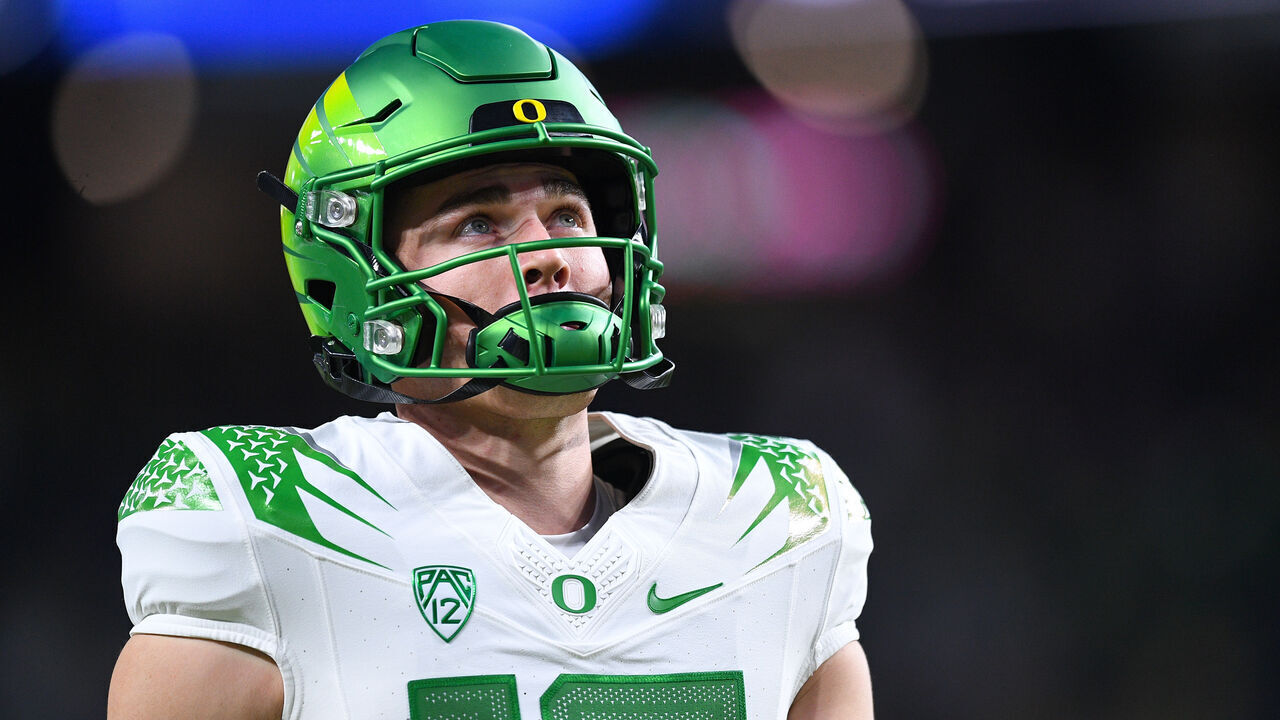 LAS VEGAS, NV - DECEMBER 01: Oregon Ducks quarterback Bo Nix (10) looks on during the Pac-12 Conference championship game between the Oregon Ducks and the Washington Huskies on December 1, 2023 at Allegiant Stadium in Las Vegas, Nevada.