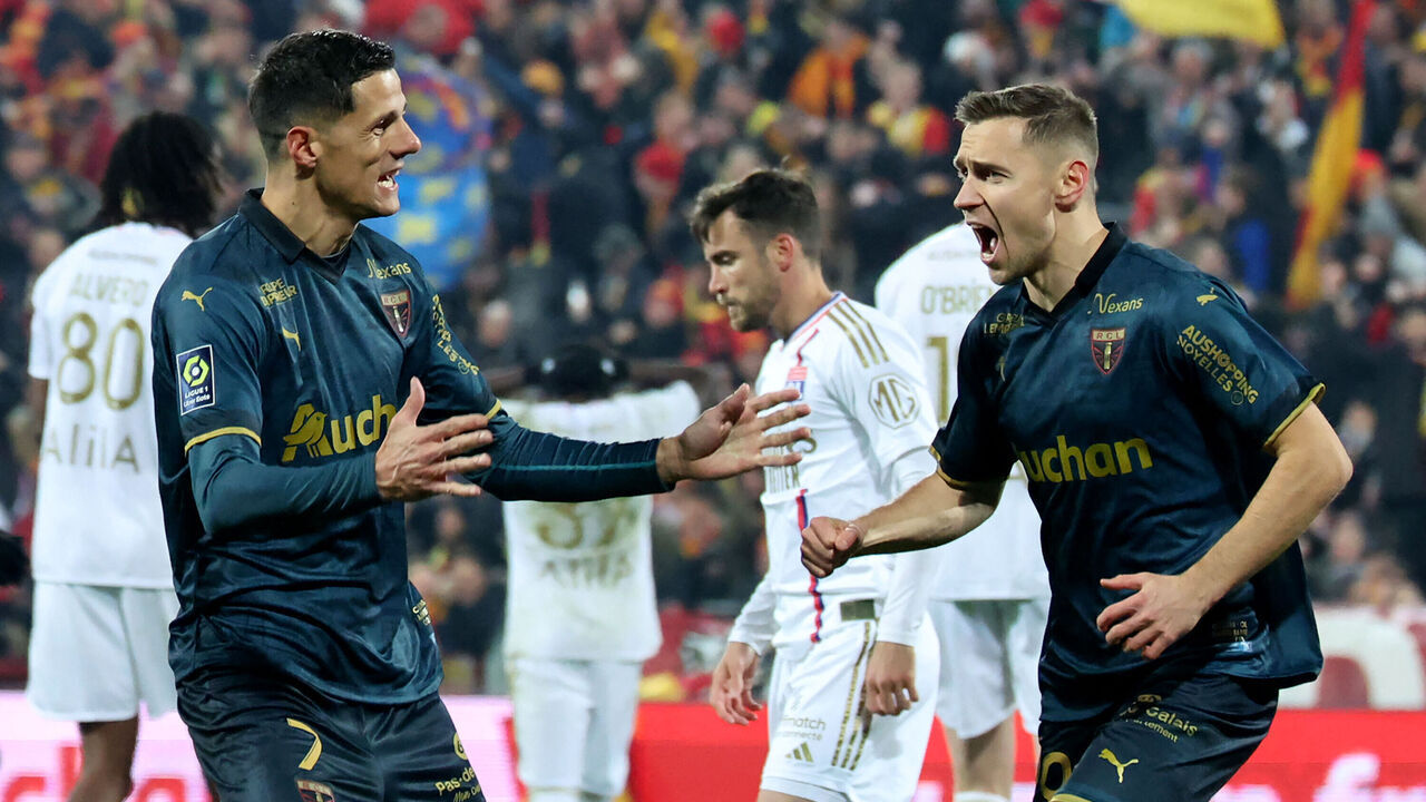 Lens' Polish defender #29 Przemyslaw Frankowski (R) celebrates scoring his team's second goal during the French L1 football match between RC Lens and Olympique Lyonnais (Lyon) at Stade Bollaert-Delelis in Lens, northern France, on December 2, 2023.