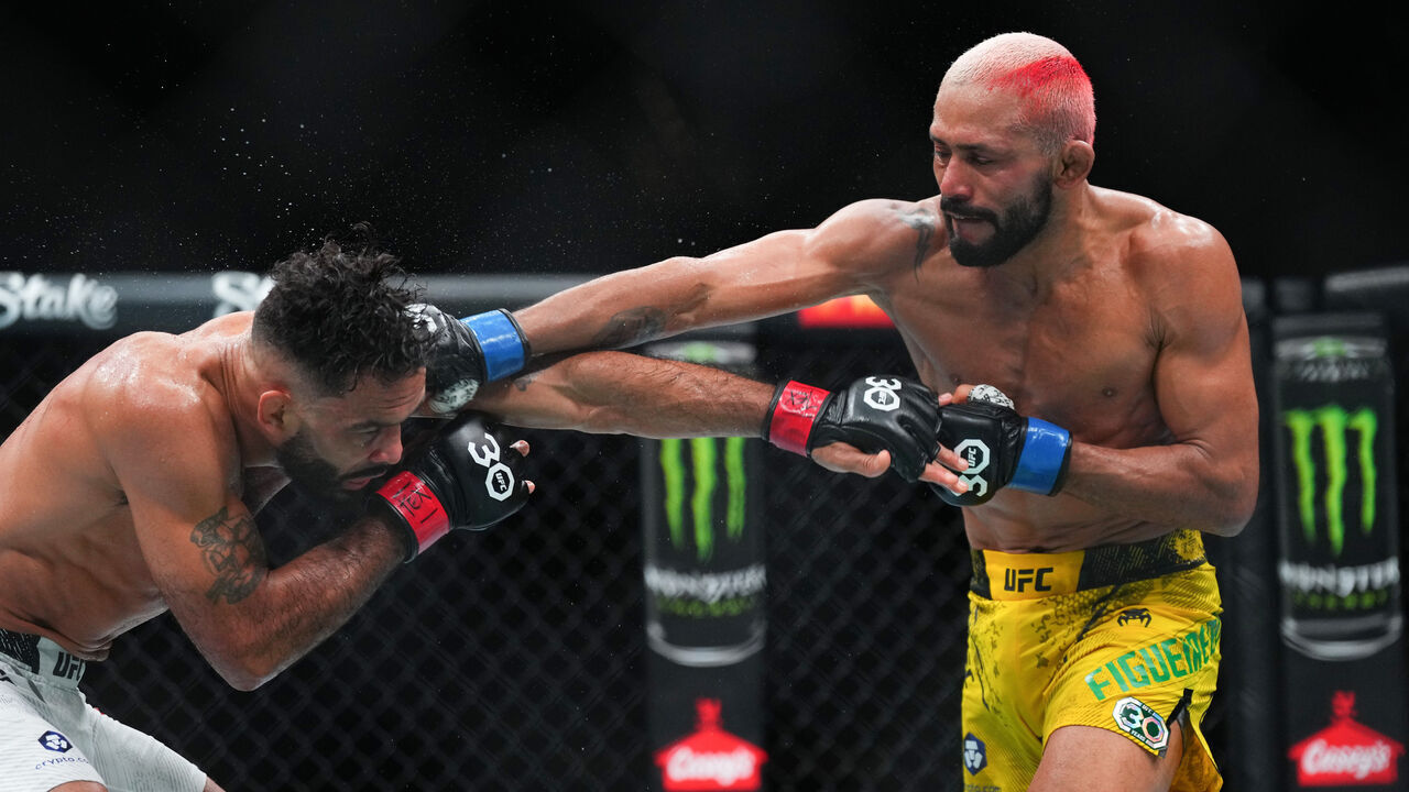 AUSTIN, TEXAS - DECEMBER 02: (R-L) Deiveson Figueiredo of Brazil punches Rob Font in a bantamweight fight during the UFC Fight Night event at Moody Center on December 02, 2023 in Austin, Texas.