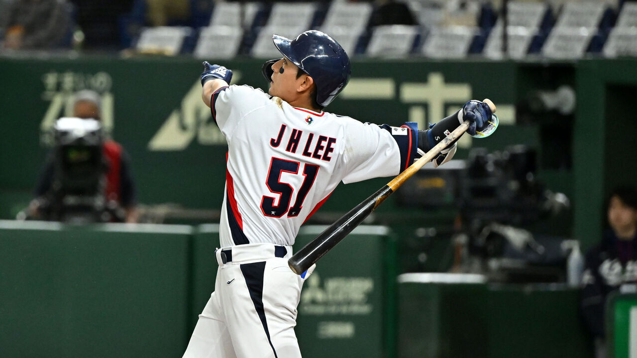 TOKYO, JAPAN - MARCH 12: Jung Hoo Lee #51 of Korea flies out in the fourth inning during the World Baseball Classic Pool B game between Czech Republic and Korea at Tokyo Dome on March 12, 2023 in Tokyo, Japan.