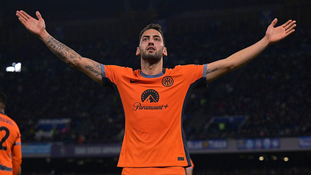 NAPLES, ITALY - DECEMBER 03: Hakan Calhanoglu of FC Internazionale celebrates after scoring the goal during the Serie A TIM match between SSC Napoli and FC Internazionale at Stadio Diego Armando Maradona on December 03, 2023 in Naples, Italy.