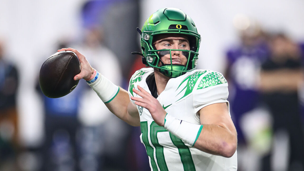 LAS VEGAS, NV - DECEMBER 01: Oregon Ducks quarterback Bo Nix (10) back to pass during the PAC-12 Football Championship Game between the Oregon Ducks and the Washington Huskies on December 01, 2023, at Allegiant Stadium in Las Vegas, NV.