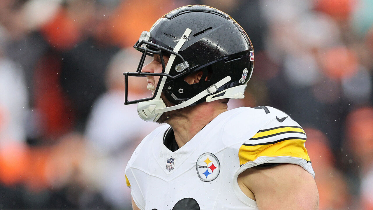 CINCINNATI, OHIO - NOVEMBER 26: T.J. Watt #90 of the Pittsburgh Steelers celebrates a sack during the first quarter of a game against the Cincinnati Bengals at Paycor Stadium on November 26, 2023 in Cincinnati, Ohio.