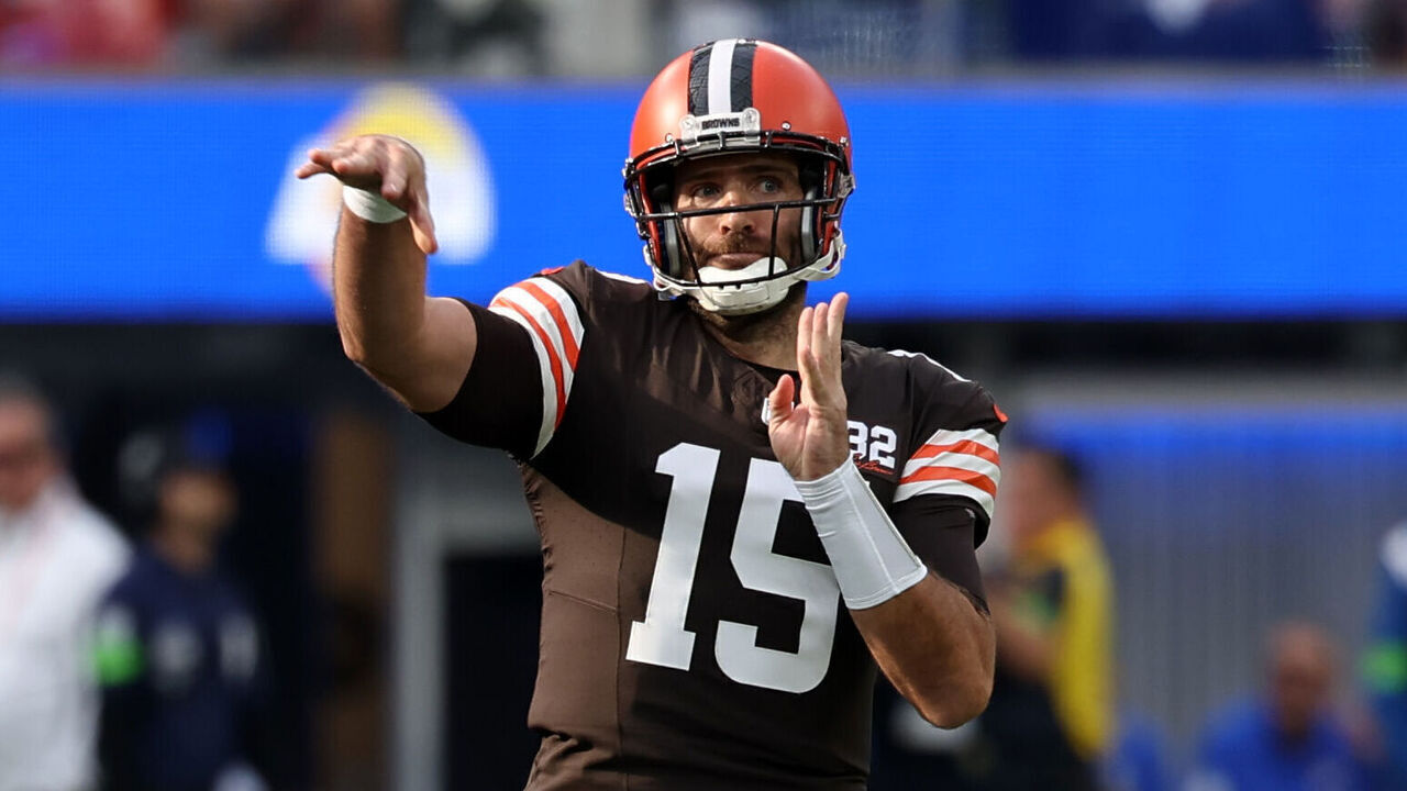 INGLEWOOD, CA - DECEMBER 03: Cleveland Browns quarterback Joe Flacco (15) throws a touchdown pass during the first quarter of the NFL game between the Los Angeles Rams and the Cleveland Browns on December 3, 2023, at SoFi Stadium, Inglewood, California.