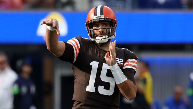 INGLEWOOD, CA - DECEMBER 03: Cleveland Browns quarterback Joe Flacco (15) throws a touchdown pass during the first quarter of the NFL game between the Los Angeles Rams and the Cleveland Browns on December 3, 2023, at SoFi Stadium, Inglewood, California.