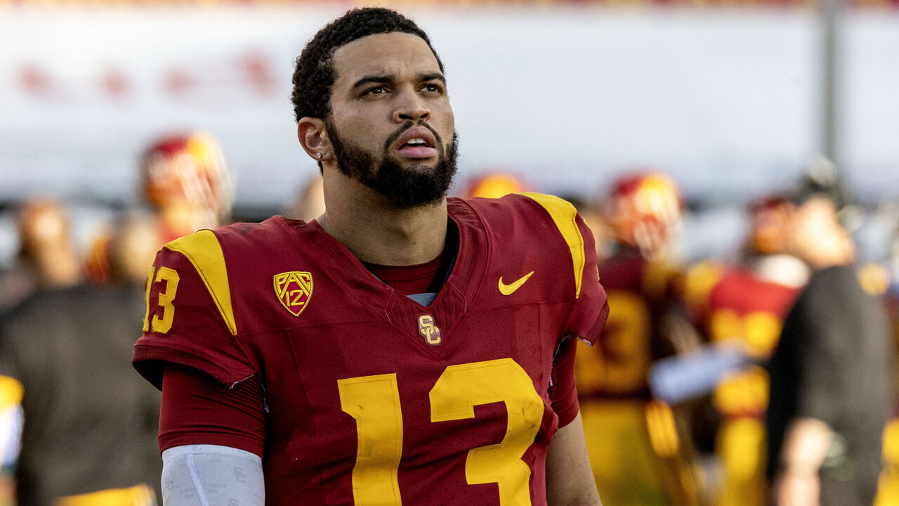 LOS ANGELES, CA - NOVEMBER 18, 2023: USC Trojans quarterback Caleb Williams (13) paces the sidelines during the fourth quarter of the team's 38-20 loss to UCLA at the LA Memorial Coliseum on November 18, 2023 in Los Angeles, California.(Gina Ferazzi / Los Angeles Times via Getty Images)