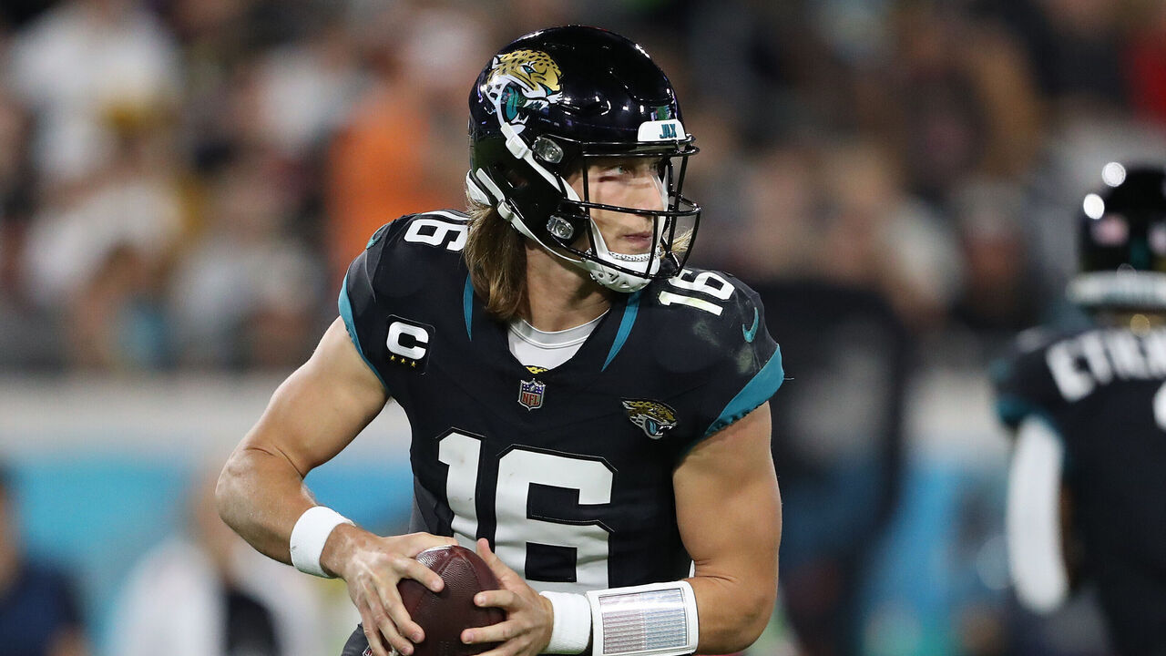 JACKSONVILLE, FLORIDA - DECEMBER 04: Trevor Lawrence #16 of the Jacksonville Jaguars looks to pass against the Cincinnati Bengals during the second quarter at EverBank Stadium on December 04, 2023 in Jacksonville, Florida.