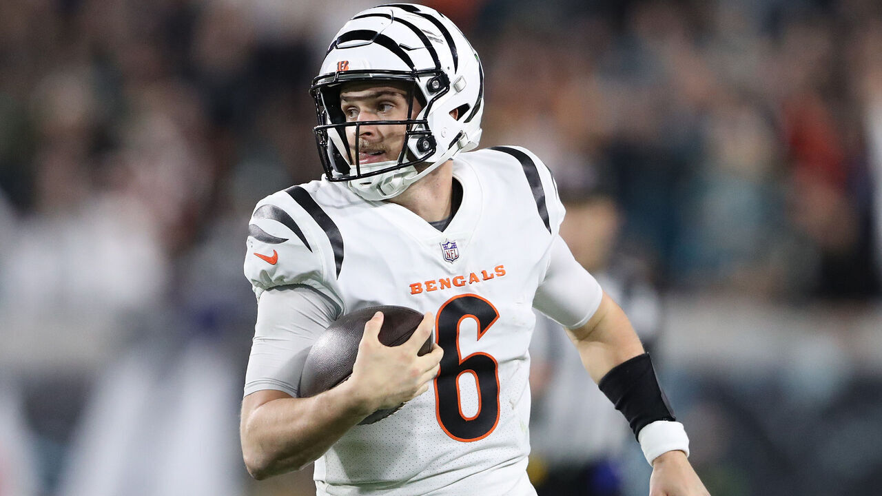 JACKSONVILLE, FLORIDA - DECEMBER 04: Jake Browning #6 of the Cincinnati Bengals runs with the ball against the Jacksonville Jaguars during the fourth quarter at EverBank Stadium on December 04, 2023 in Jacksonville, Florida.