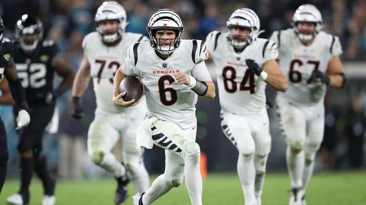 JACKSONVILLE, FLORIDA - DECEMBER 04: Jake Browning #6 of the Cincinnati Bengals runs with the ball against the Jacksonville Jaguars during the fourth quarter at EverBank Stadium on December 04, 2023 in Jacksonville, Florida.