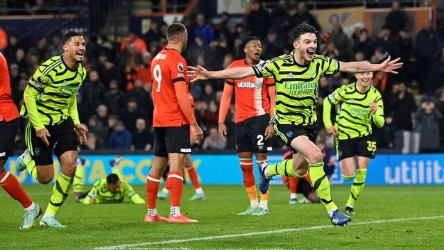 Arsenal's English midfielder #41 Declan Rice celebrates scoring his team fourth goal during the English Premier League football match between Luton Town and Arsenal at Kenilworth Road in Luton, north of London on December 5, 2023.