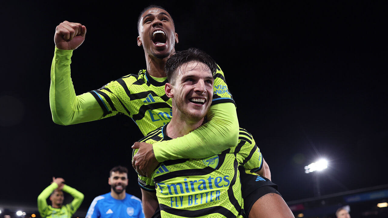 LUTON, ENGLAND - DECEMBER 05: Declan Rice of Arsenal celebrates victory with teammate Gabriel after defeating Luton Town 4-3 with a last minute winner during the Premier League match between Luton Town and Arsenal FC at Kenilworth Road on December 05, 2023 in Luton, England.