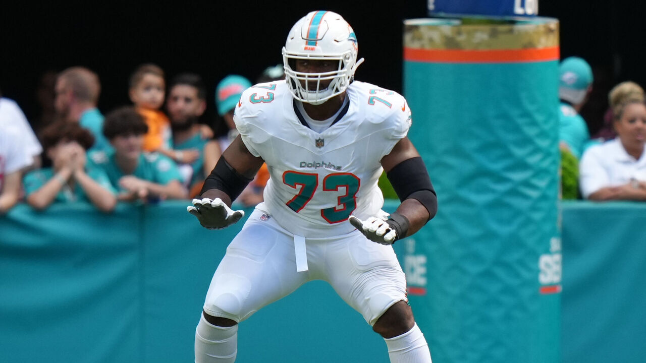 MIAMI GARDENS, FL - NOVEMBER 19: Miami Dolphins guard Austin Jackson (73) protects the pocket during the game between the Las Vegas Raiders and the Miami Dolphins on Sunday, November 19, 2023 at Hard Rock Stadium, Miami, Fla.