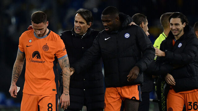 Inter Milan's Italian coach Simone Inzaghi (C) speaks with Inter Milan's German defender #08 Robin Gosens and Inter Milan's French forward #09 Marcus Thuram after winning 0-3 the Italian Serie A football match between Napoli and Inter Milan on December 03, 2023 at the Diego Armando Maradona stadium in Naples.