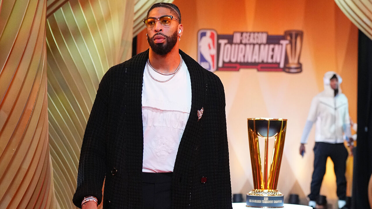 LAS VEGAS, NV - DECEMBER 7: Anthony Davis #3 of the Los Angeles Lakers arrives to the arena before the game against the New Orleans Pelicans during the semifinals of the In-Season Tournament on December 7, 2023 at T-Mobile Arena in Las Vegas, Nevada. Mandatory Copyright Notice: Copyright 2023 NBAE