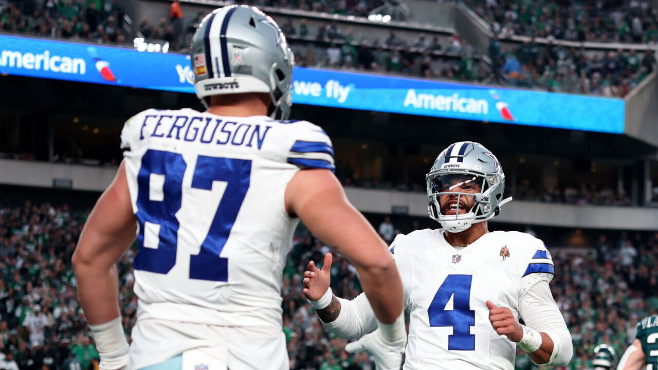 PHILADELPHIA, PENNSYLVANIA - NOVEMBER 05: Jake Ferguson #87 of the Dallas Cowboys celebrates after a touchdown with Dak Prescott #4 during the first half in the game against the Philadelphia Eagles at Lincoln Financial Field on November 05, 2023 in Philadelphia, Pennsylvania.