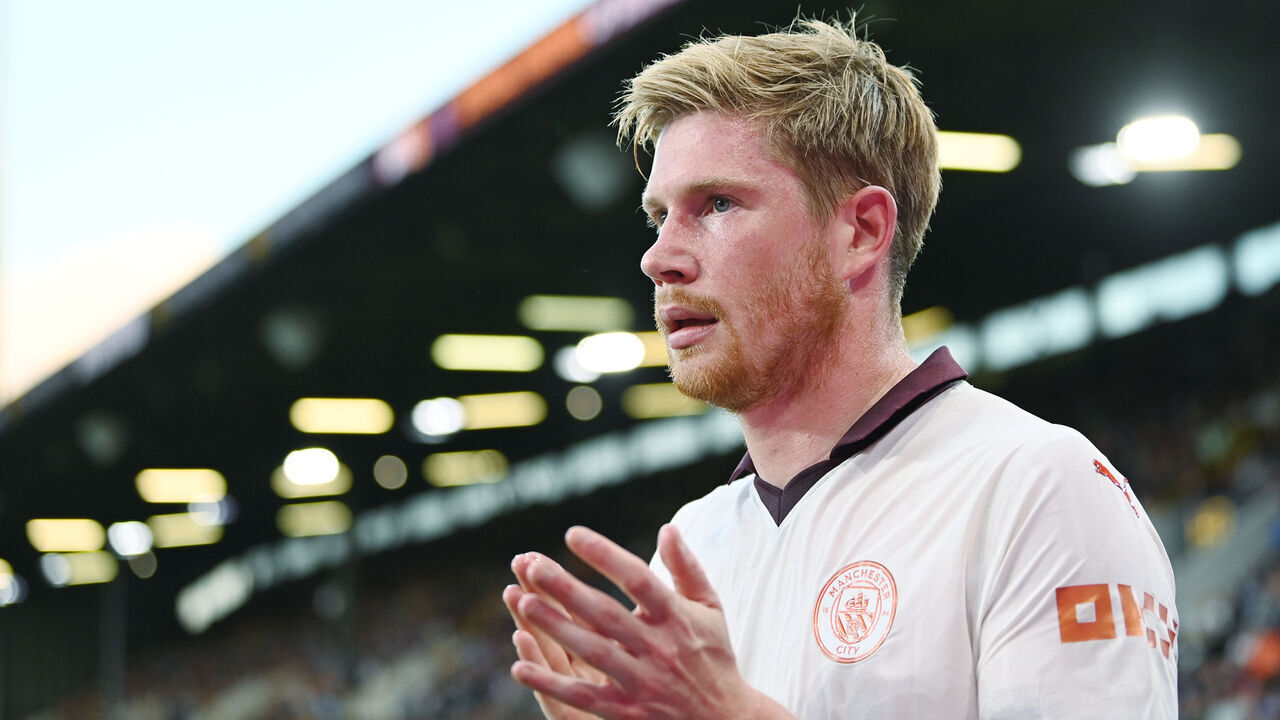BURNLEY, ENGLAND - AUGUST 11: Kevin De Bruyne of Manchester City looks on after being substituted with an injury during the Premier League match between Burnley FC and Manchester City at Turf Moor on August 11, 2023 in Burnley, England.