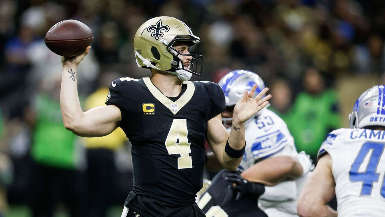 NEW ORLEANS, LOUISIANA - DECEMBER 03: Derek Carr #4 of the New Orleans Saints throws a pass in the first quarter against the Detroit Lions at the Caesars Superdome on December 03, 2023 in New Orleans, Louisiana.