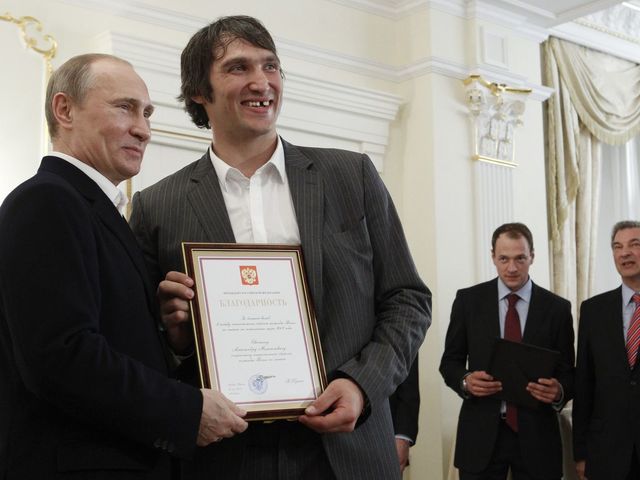 Putin gives players from Russia's winning World Championship team Mercedes-Benzes