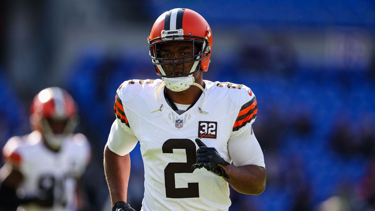 BALTIMORE, MD - NOVEMBER 12: Amari Cooper #2 of the Cleveland Browns warms up before the game against the Baltimore Ravens at M&T Bank Stadium on November 12, 2023 in Baltimore, Maryland.